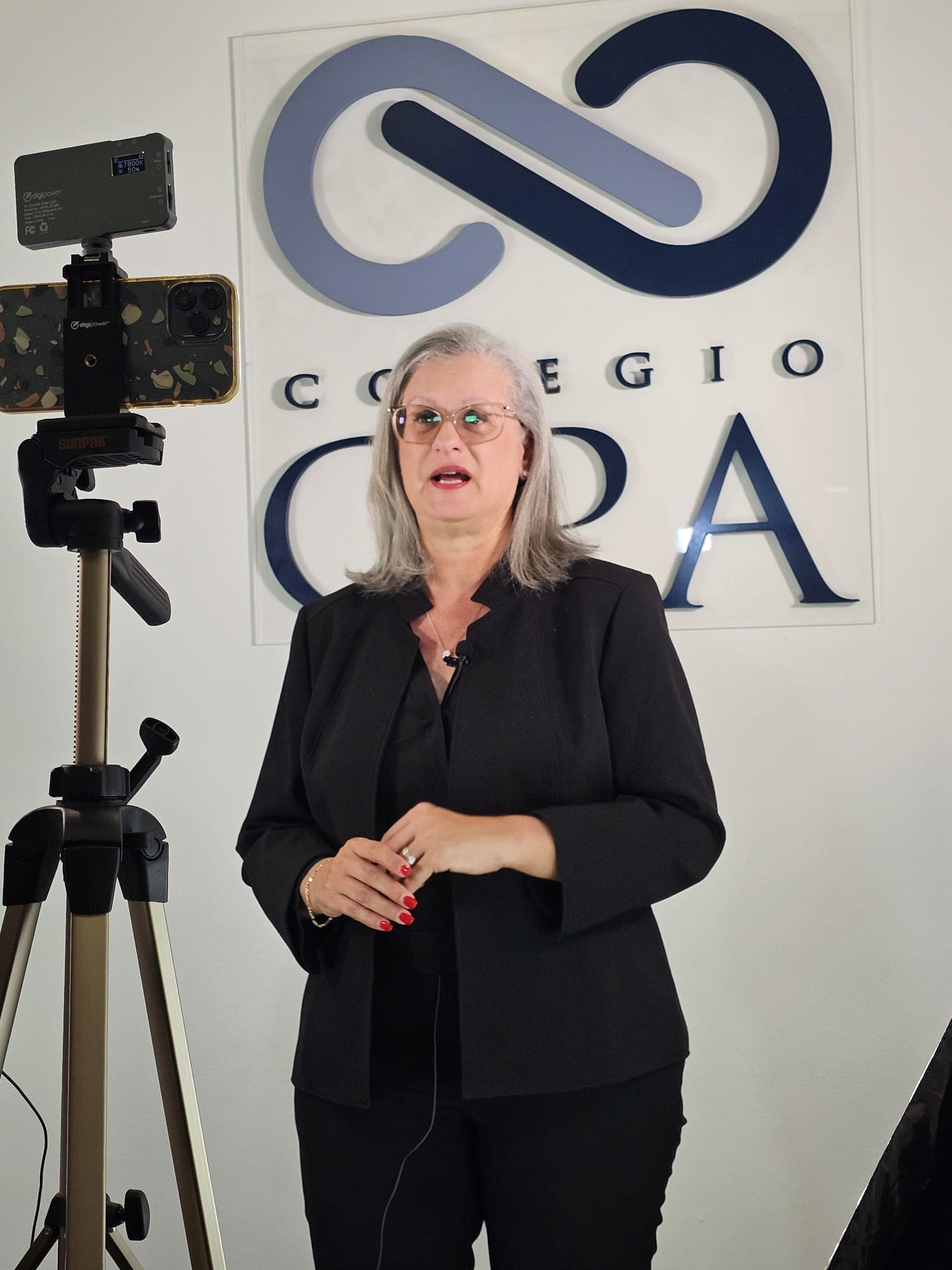Michelle De La Cruz grabando su video de candidatura en la sede del Colegio de CPA.