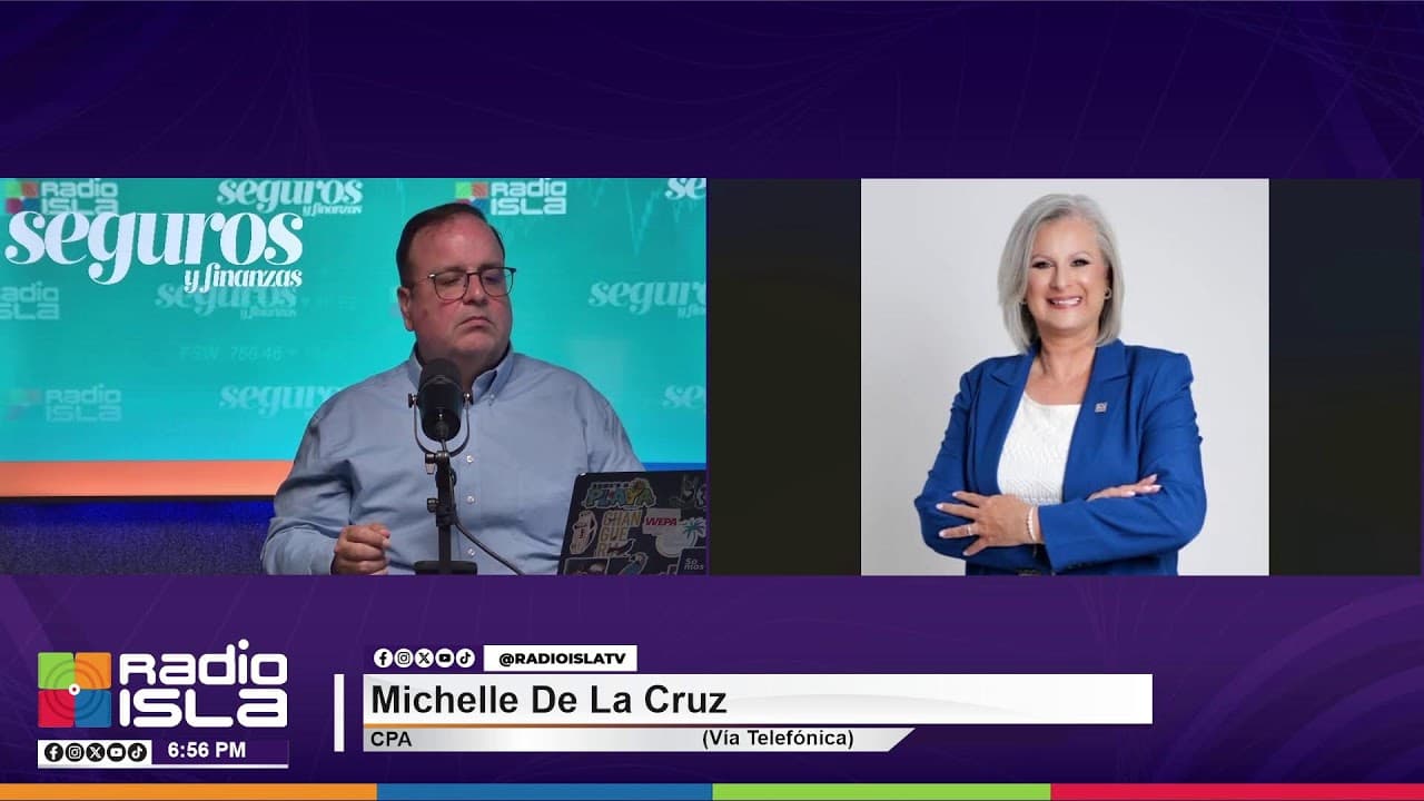Michelle De La Cruz entrevistada por teléfono en el programa Seguros y Finanzas de Radio Isla, con su nombre rotulado en pantalla.