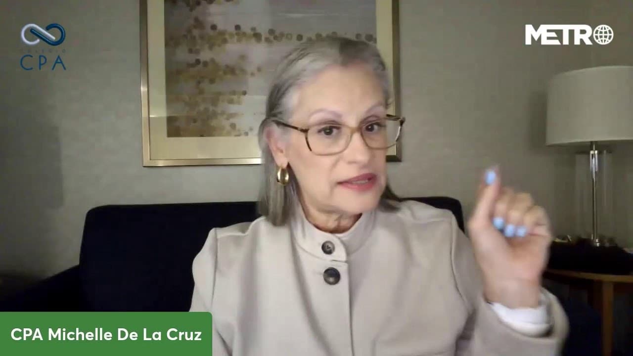 Michelle De La Cruz explicando la tributación de los trabajadores a distancia, rotulada en pantalla, con los logos del Colegio de CPA y de Metro.