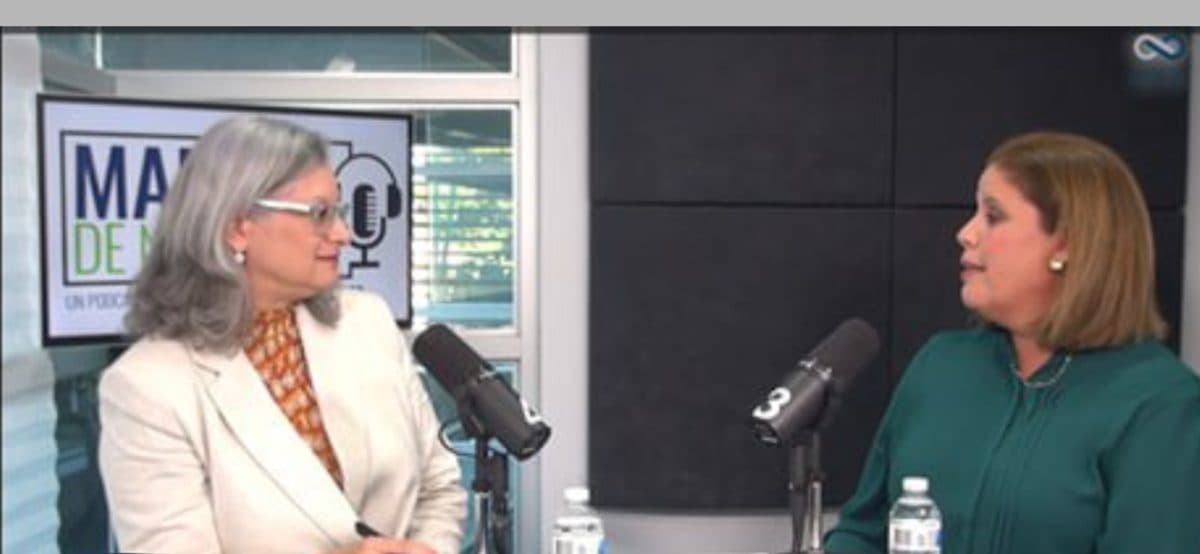 Michelle De La Cruz frente al micrófono en el estudio de Martes de Números, en conversación con la anfitriona.